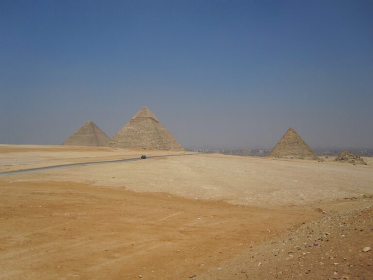 Poušť a pyramidy. FOTO: neznámý autor / CC / volné dílo