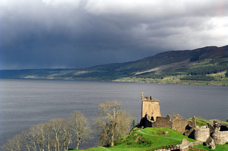 Jezero Loch Ness s troskami hradu Urquhart v popředí. FOTO: Sam Fentress / Creative Commons / CC BY-SA 2.0