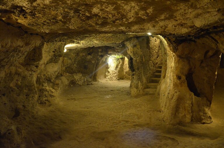 Jednotlivá podlaží spojují schodiště. FOTO: Ahmet Kaynarpunar / CC / CC BY-SA 3.0