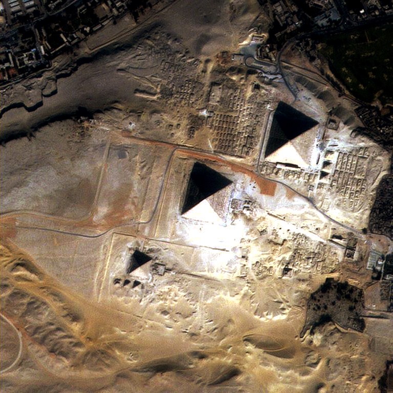 Egyptské pyramidy zachycené družicí. FOTO: Emirates Institution for Advanced Science and Technology / CC / CC BY-SA 3.0