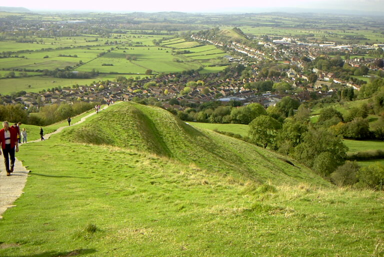 Zvláštní tvar Glastonbury Tor. FOTO: Rurik / Creative Commons / volné dílo