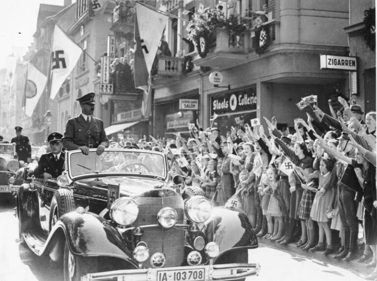 Obyvatelé Bonnu nadšeně zdraví Hitlera, říjen 1938 ( Německo)