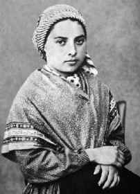V roce 1858 čtrnáctiletá dívka Bernadetta spatří zjevení Panny Marie, která jí ukáže zapomenutý léčivý pramen.