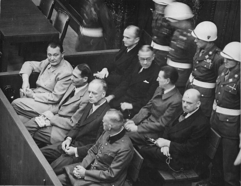Soudní proces. Hermann Göring sedí v první řadě, první zleva.