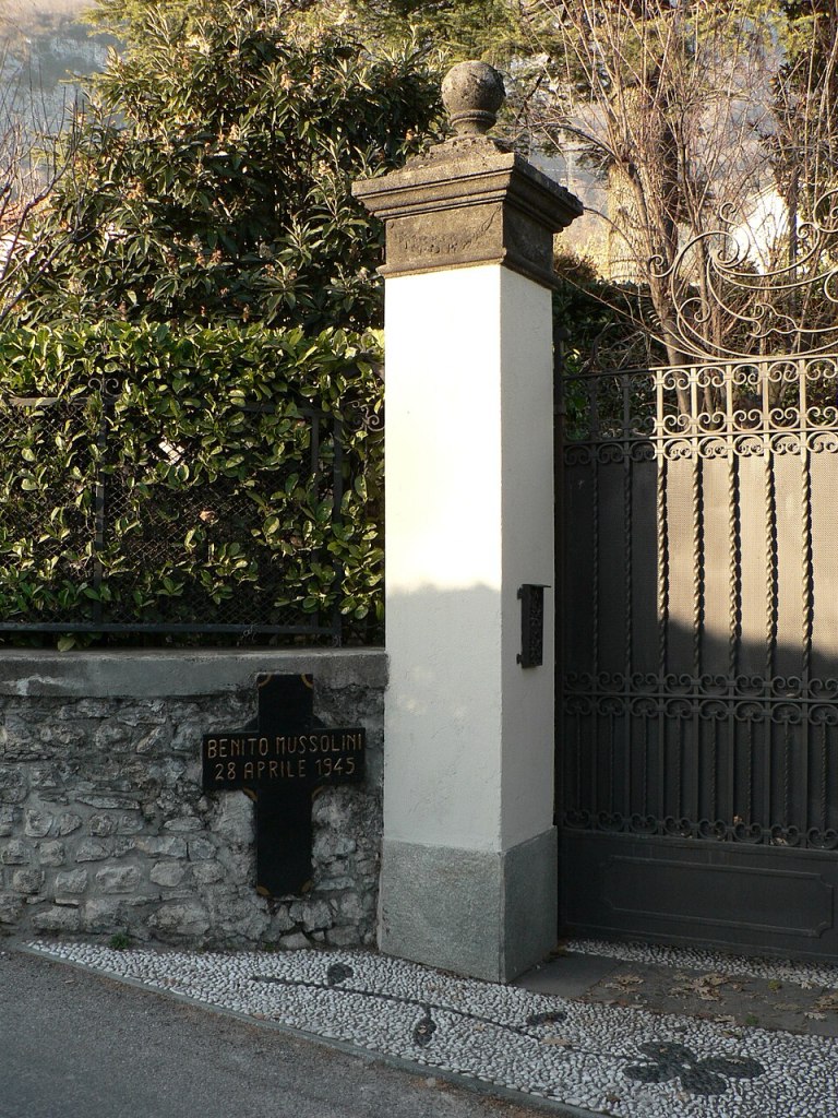 Vchod do objektu Villa Belmonte v obci Mezzegro, kde byli zastřeleni Mussolini a Petacciová.