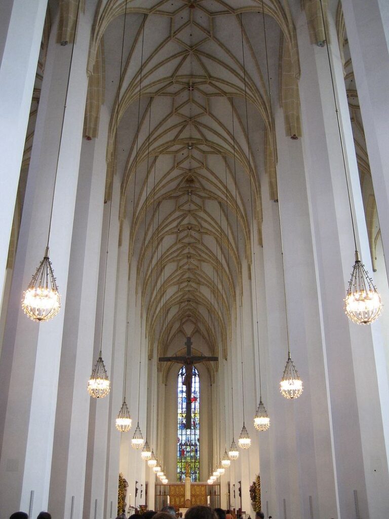 Interiér kostela Frauenkirche v Mnichově. Při vstupu do kostela je vidět pouze jedno okno...