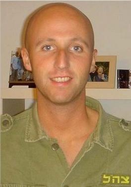 Novináři zjistili, že vězeň pocházel z Austrálie, jmenoval se Ben Zygier a pracoval pro Mossad...