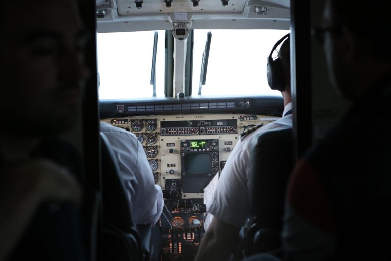 Piloti a posádky letadel spatřili města plovoucí vzduchem ještě několikrát.