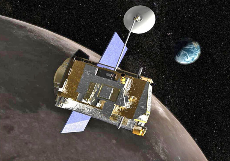 Americká družice Lunar Orbiter krouží okolo Měsíce a pořizuje stovky fotografií jeho povrchu....