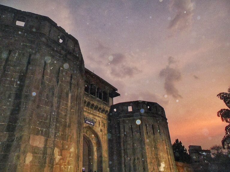 Shaniwar Wada při západu slunce, mohl ten večer vypadat stejně?