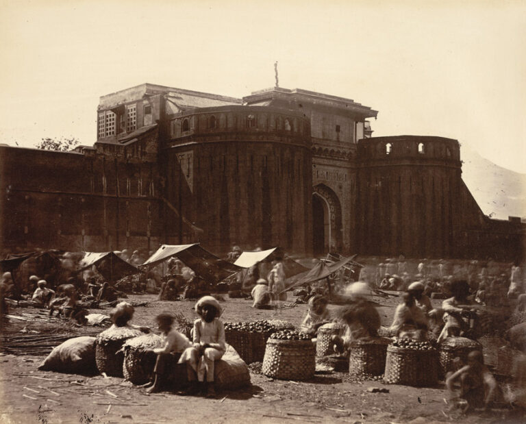 Impozantní zdi Shaniwar Wada na fotografii z roku 1860