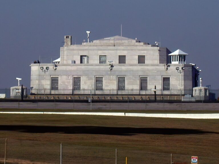 Depozitář drahých kovů Spojených států je opevněná budova umístěná poblíž armádního centra Fort Knox.
