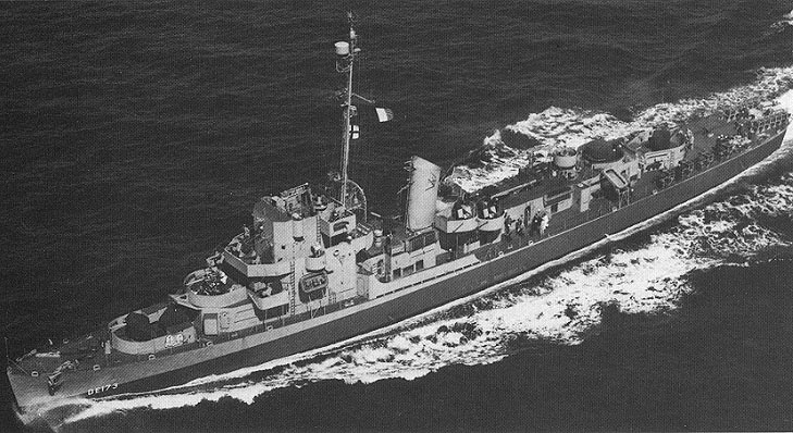 Loď USS Eldridge (DE-173), na které se experimentovalo, kolem roku 1944.