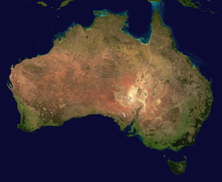 Při pohledu z vesmíru má prý australský kontinent viditelnou nevšední „kérku“ v podobě obřího geoglyfu.
