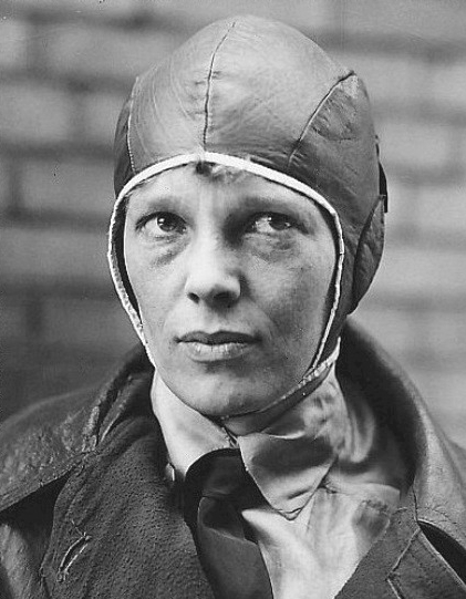 Amelia Earhartová byla průkopnicí letectví, pokusila se o oblet světa. wikimedia, Wide World Photos, volné dílo