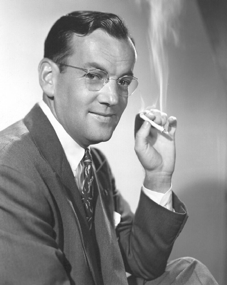 Glenn Miller, slavný americký hudebník, zmizel během letu nad Lamanšským průlivem v prosinci 1944.