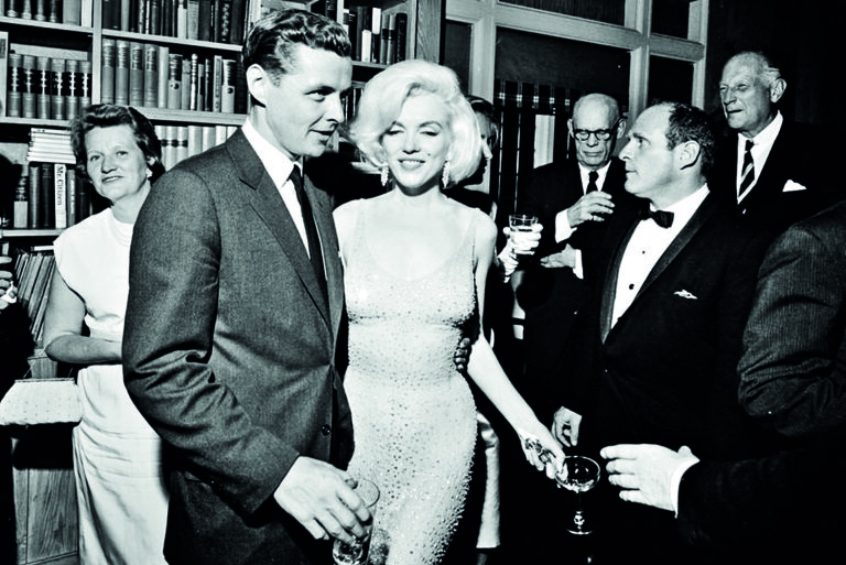 Poprvé se Monroe vdala v pouhých šestnácti letech za svého souseda, aby se vymanila z těžké životní situace. Manželství ale nebylo zvlášť šťastné.