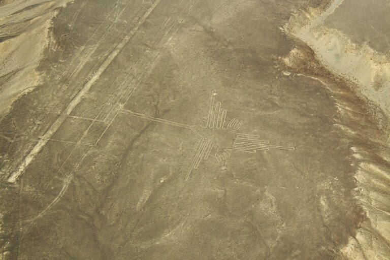Nazca linky jsou obrovské geoglyfy v poušti jižního Peru, viditelné pouze z výšky.