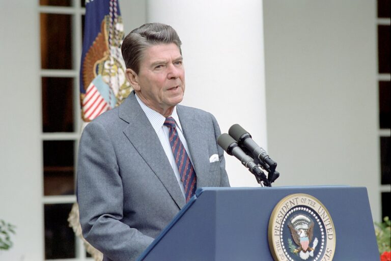 Jednou z obětí rituálů měl být i bývalý prezident USA Ronald Reagan. Foto Reagan White House Photographs / Creative Commons / Volné dílo