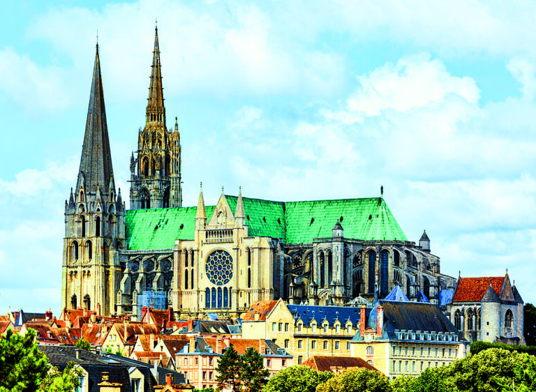 Katedrála v Chartres je proslulá i svými krásnými vitrážemi.