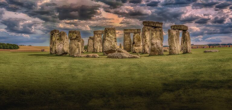 Monumentální kamenný kruh Stonehenge je jedním z nejikoničtějších symbolů prehistorické Británie.