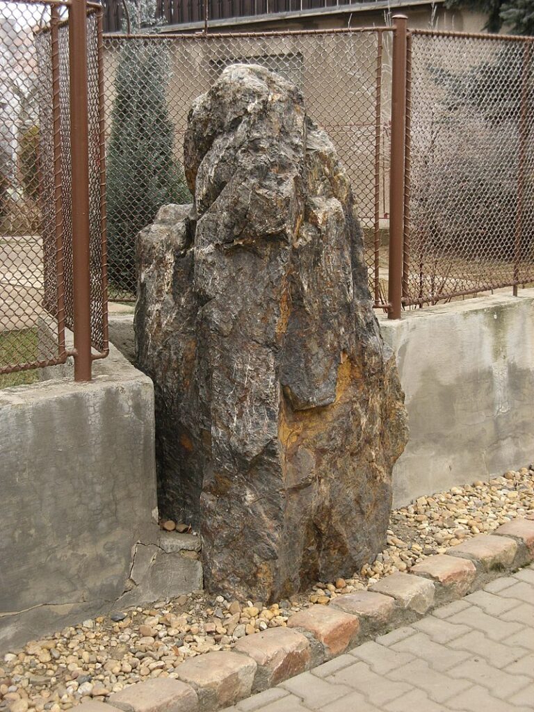Podle archeologického průzkumu byl zkamenělý slouha vztyčen před 6 až 7 tisíci let a byl pravděpodobně odtěžen z nedalekého vrchu Ládví.