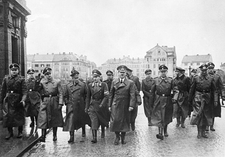 Adolf Hitler se svoji suitou při procházce slovinským Mariborem. Plánovali nacisté změnit ostrov v Bledském jezeře v místo temného kultu hákového kříže?