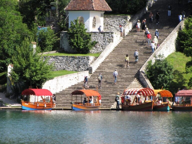 Tradiční čluny – pletny přivážejí turisty na ostrov v jezeře Bled. Za druhé světové války zde nacisté plánovali výstavbu germánského chrámu.
