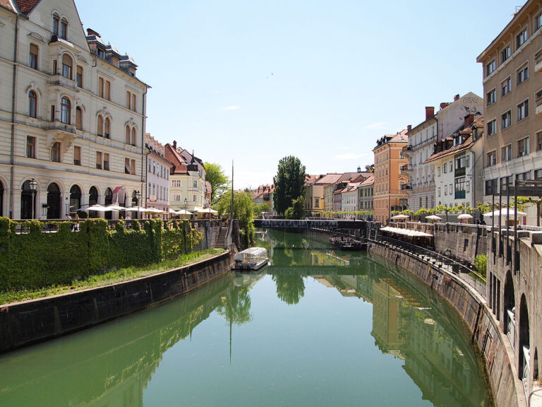 Řeka Ljubljanica. Podle legendy se po ní plavila i slavná loď Argó.