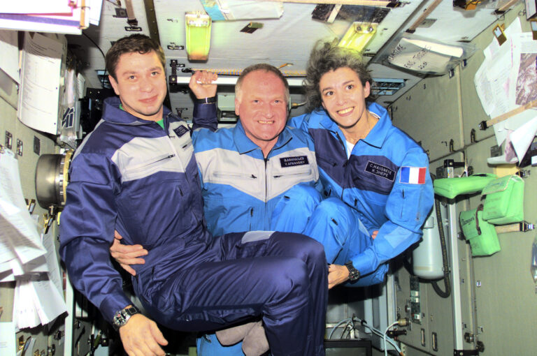 Co stálo za zhroucením úspěšné vědkyně a astronautky? Bylo to jen přepracování?