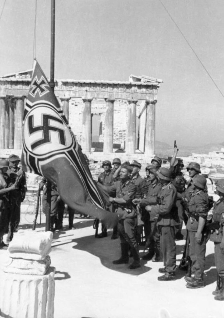 Během druhé světové války zavlála vlajka s hákovým křížem i nad athénskou Akropolí. Kdoví, možná se nacisté považovali za novodobé Dóry.