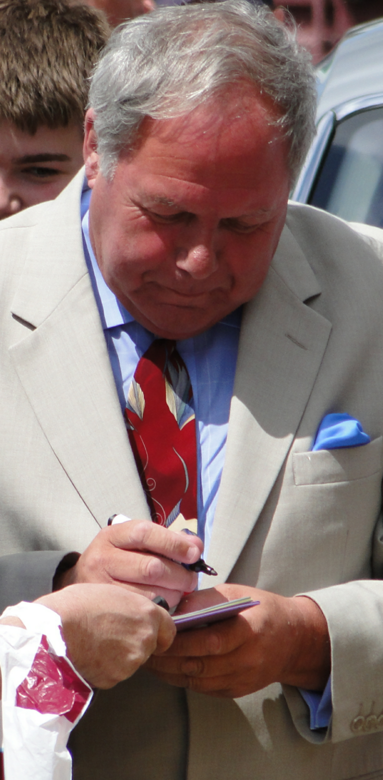 Barry Fry se nakonec obrátil na jasnovidce. Ten mu doporučil, aby rituálně pomočil rohy stadionu.