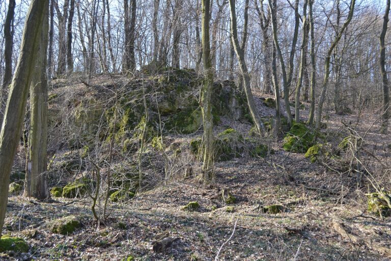 Tribeč je plný tajemných míst. Strašidelný by ani nebyl... kdyby tu nemizeli lidé.