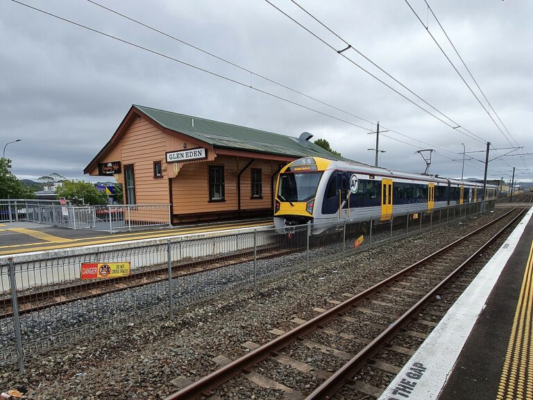 Vlakové nádraží Glen Eden vytváří tajemnou atmosféru místa, kde se duch zjevuje...