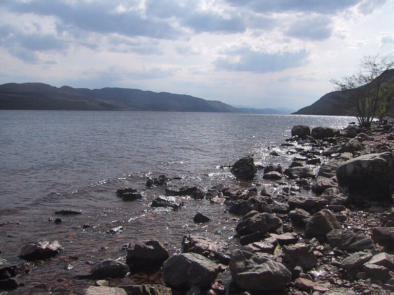 Pohled na jezero Loch Ness směrem k jihu, pořízeno v květnu 2006...