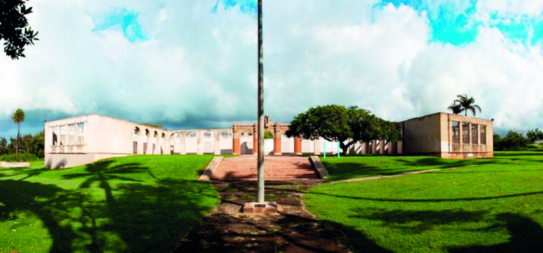 Střední škola byla na druhém největším havajském ostrově Maui postavena roku 1913, když sem zamířili křesťanští misionáři a vlastníci plantáží s cukrovou třtinou.