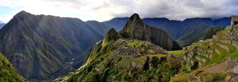 Slavné incké město Machu Picchu – místo, které Hiram Bingham roku 1911 znovuobjevil a které se stalo jednou z největších archeologických záhad světa...