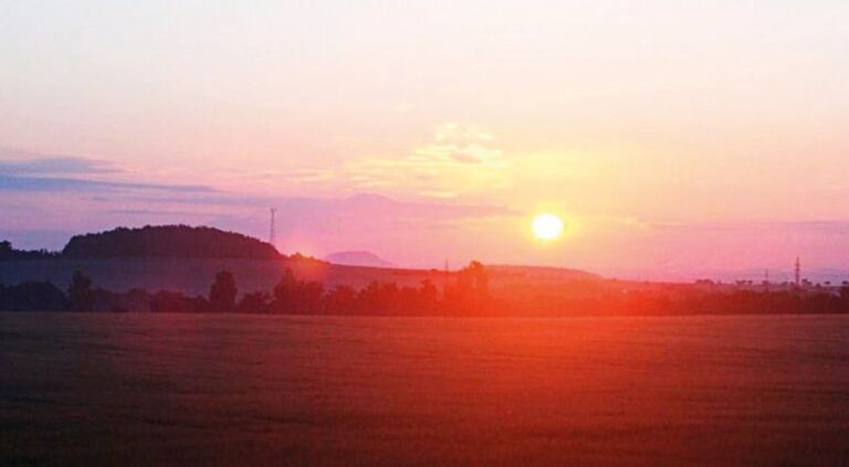 Mnoho rondelů si pohrává s okolní krajinou a ve významných dnech nabízí působivé sluneční či měsíční divadlo.