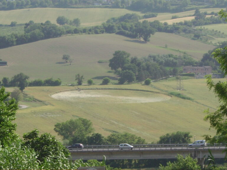 Tvoří kruhy v obilí lidé? Nebo někdo docela jiný?