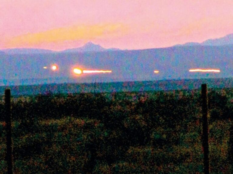 Podle očitých svědků jsou světla velká většinou jako fotbalový míč.