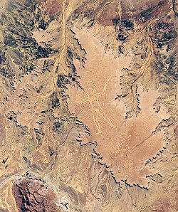 Vzdušný pohled na geoglyf Marree Man, který se rozkládá na ploše několika kilometrů čtverečních. Foto: Wikipedia / Lauren Dauphin – NASA Earth Observatory (Public Domain)