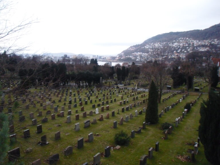 Kdo odpočívá v hrobě beze jména na tomto hřbitově? Nevinná žena nebo tajná agentka?