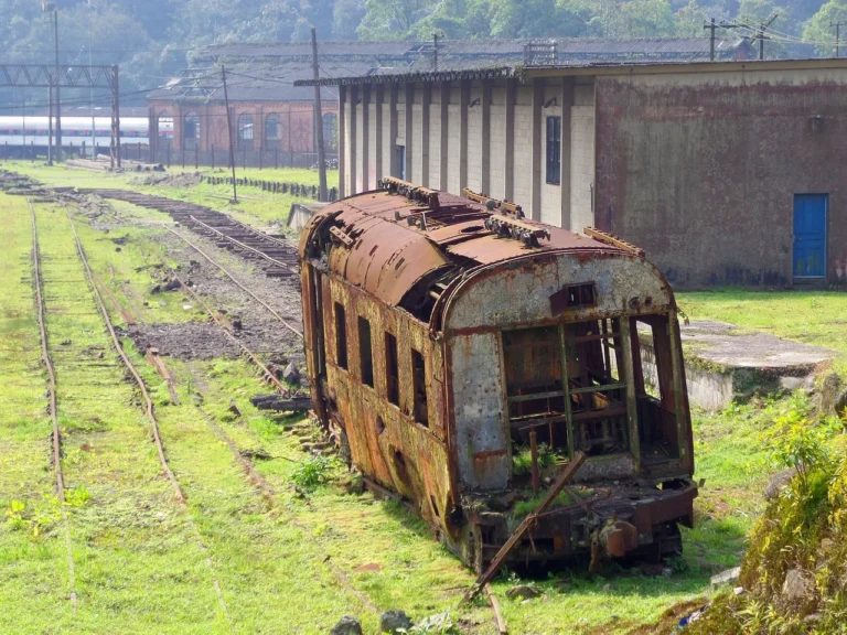 Opuštěné nádraží Begunkodor, které lidé po desítky let považovali za prokleté...
