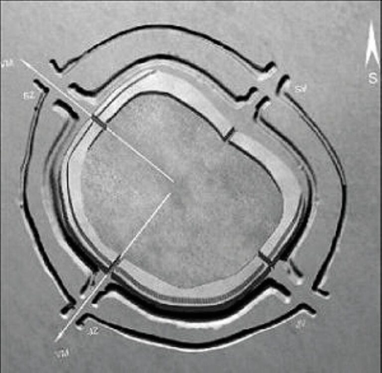 Architektura rondelu odkazuje na nejsevernější a nejjižnější východ Měsíce.