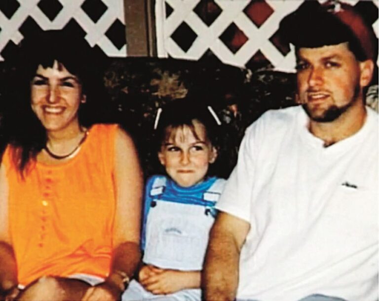 Andrew a Lisa Wyrickovi jsou z nového domku nadšení. Jejich dcera tu ale komunikuje s přízraky.