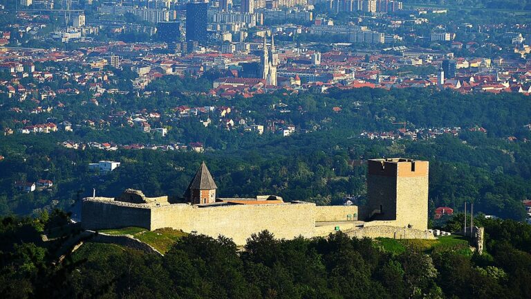 Medvedgrad byl postaven na obranu proti očekávané mongolské invazi. Proslavily ho však i legendy o černé královně.