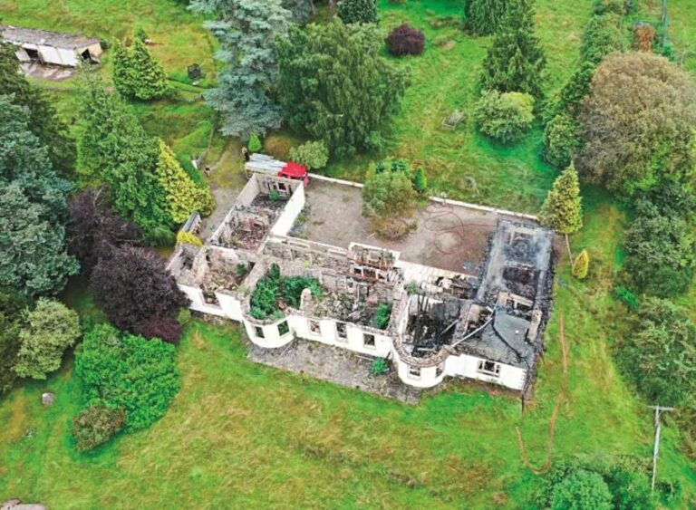 Domu u jezera Loch Ness se všichni vyhýbají.