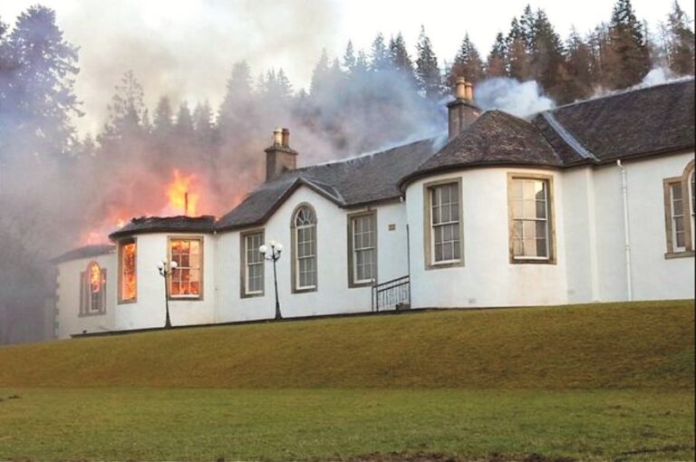 Boleskine House několikrát za záhadných okolností vyhořel.