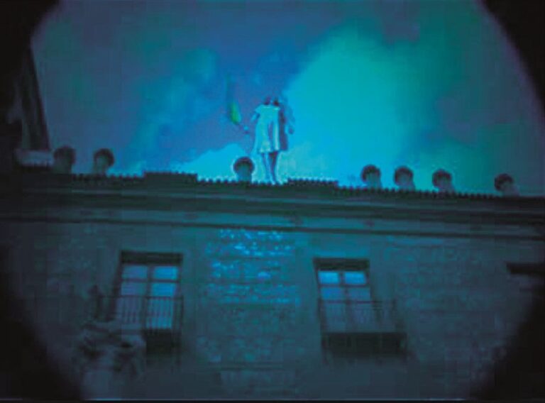 Mezi komíny Casa de las Siete Chimeneas se má procházet duch ženy.