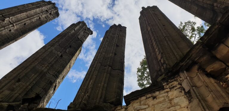 Sloupoví nedokončeného chrámu